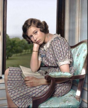 Rainha Elizabeth II, a Rainha do Reino Unido, com 14 anos e lendo um livro(Imagem:Reprodução/marinamaral)