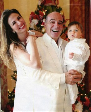 Luciana Gimenez apresenta o pequeno Lorenzo.(Imagem:Caras)