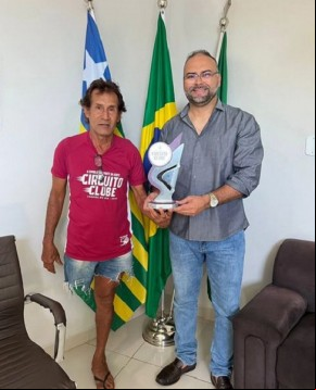 Joab Curvina parabeniza atleta florianense Luis Alves por conquista no Circuito de Rua da Rede Clube.(Imagem:Reprodução/Instagram)