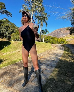 Flávia Alessandra é criticada após postar foto de maiô nas redes sociais(Imagem:Reprodução)