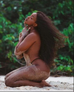 Iza compartilha cliques ousados na praia (Imagem:Reprodução)