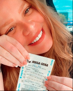 Para a ex-BBB Paulinha Leite, 35, sorte é uma palavra muito presente em seu vocabulário. A influenciadora virou notícia após ganhar 16 quadras na Mega da Virada, através de sua emp(Imagem:Reprodução)