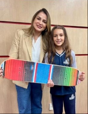 Secretária Josiene Campelo com a skatista Rafaela Bandeira.(Imagem:Ascom Secepi)