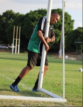 Apegado ao gol, Toinho, técnico do Tiradentes-PI.(Imagem:Emanuele Madeira)