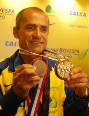Vanderlei se emociona com o bronze de 2004 e a medalha de Coubertin.(Imagem:Marcos Guerra)
