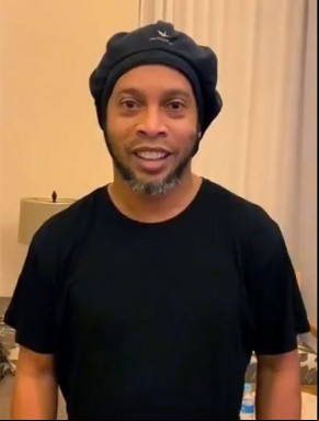 Após mais de 5 meses presos, Ronaldinho e Assis fazem acordo e são soltos(Imagem:Divulgação)
