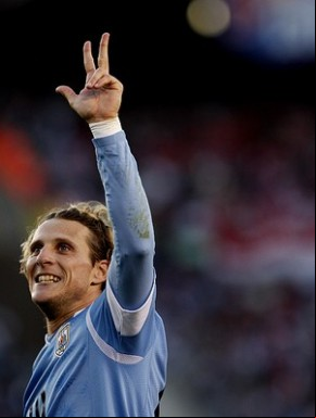 Forlán comemora conquista da Copa América pelo Uruguai no mês ado.(Imagem:Agência AP)