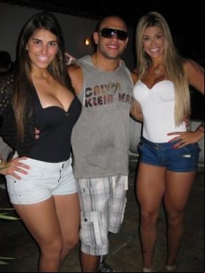 Davi Faria com Fernanda e a irmã dela, Mariana.(Imagem:Reprodução)