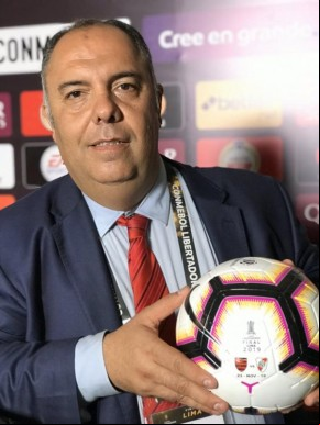 Marcos Braz levou para casa a bola da decisão da Libertadores.(Imagem:Cahê Mota)