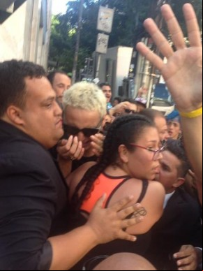 Pabllo Vittar causa tumulto após show em SP.(Imagem:Fofocalizando)