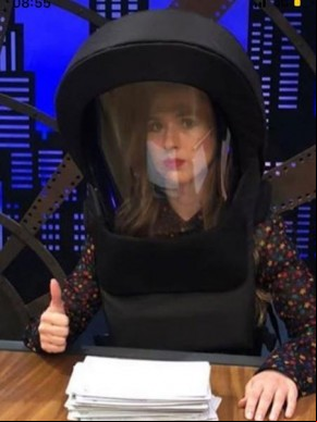 Tatá Werneck aparece para gravar Lady Night com capacete de proteção para o coronavírus(Imagem:Reprodução)