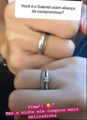 Suzana Freitas e Gabriel Simões mostram alianças de compromisso.(Imagem:Reprodução/Instagram)