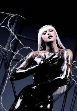 Pabllo Vittar cai na balada eletrônica sem perder a safadeza brasileira em
