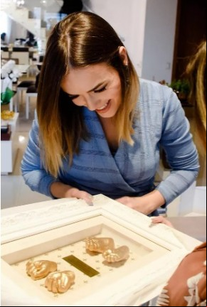 Thaeme mostra quadro com esculturas das mãos e pés de Liz: 