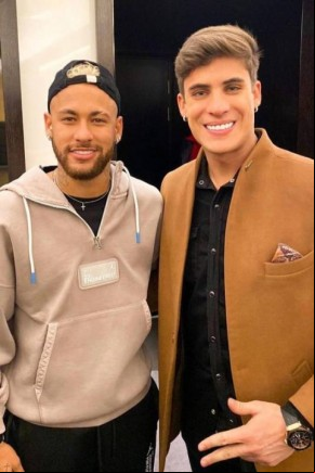 Ativista que processa Neymar por homofobia pede na Justiça a apreensão do aporte do jogador(Imagem:Reprodução)