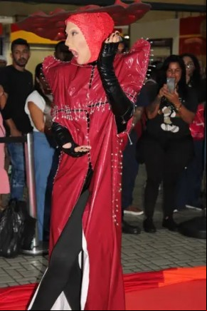 Fã de Lady Gaga e cover da cantora há 10 anos, Yasmin Gaga participou de desfile na Central do Brasil.(Imagem:SuperVia/Divulgação)