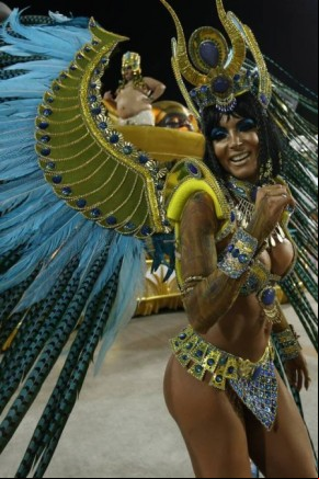 Com fantasia de Cleópatra, Carla desfilou na União da Ilha.(Imagem:Marcelo Theobald/Extra )