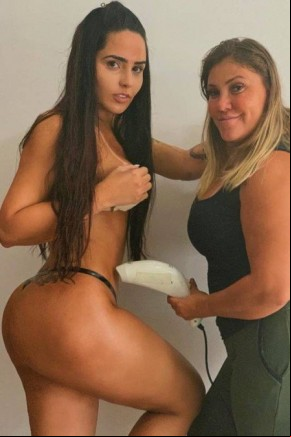 Após lipo, Perlla renove bronze com biquíni de fita isolante.(Imagem:Reprodução/Instagram)