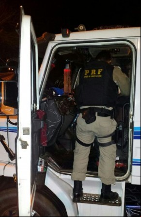 PRF apreende 147 comprimidos de anfetaminas com caminhoneiro no Piauí. (Imagem:PRF)