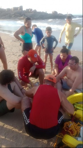 Pai e filho são resgatados de afogamento na praia Pedra do Sal em Parnaíba, litoral do Piauí.(Imagem:Divulgação)