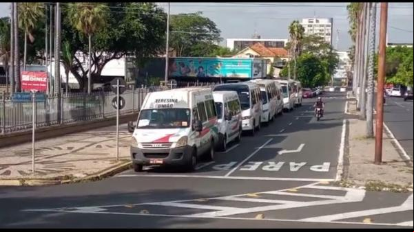 Motoristas do transporte alternativo intermunicipal do Piauí fazem protesto no Palácio do Karnak(Imagem:Coomitapi)