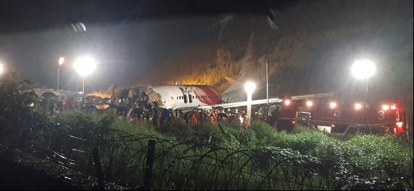 Aeronave da Air India Express ultraou a pista durante pouso no aeroporto de Calicute; Voo com 191 ageiros chegava de Dubai, nos Emirados Árabes.(Imagem:Divulgação)