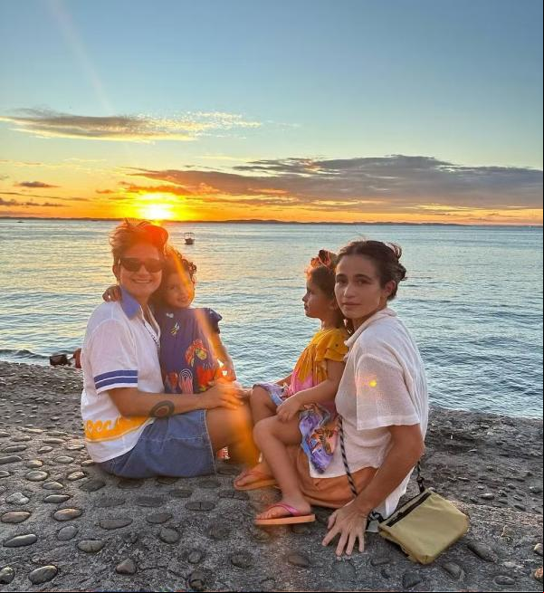 Lan Lahn e Nanda Costa posam com as gêmeas.(Imagem:Reprodução/Instagram)