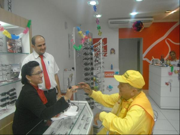 Óticas Diniz presenteia Repórter Amarelinho.(Imagem:FlorianoNews)