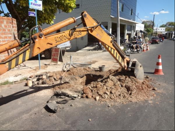 Vazamento de água na Av. Bucar Neto já foi solucionado.(Imagem:FlorianoNews)