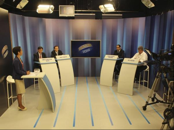 Candidatos nos estúdios da TV Clube para o debate.(Imagem:Ellyo Teixeira/ G1)