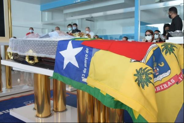 Familiares e amigos se despedem do deputado Assis Carvalho.(Imagem:Divulgação)
