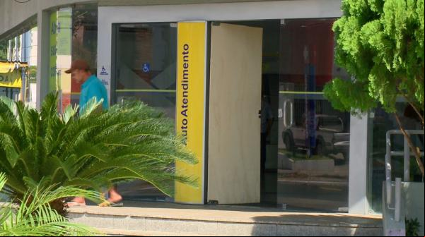 Porta de madeira foi colocada após vidro da entrada da agência do Banco do Brasil, na Zona Leste de Teresina, ser quebrado. (Imagem:Reprodução/TV Clube)