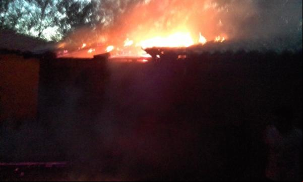 Vizinhos controlam foco de incêndio em residência no Bom Lugar.(Imagem:FlorianoNews)
