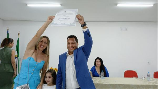 Gleydson Resende, prefeito eleito de Barão de Grajaú, ao lado da esposa e fiilha.(Imagem:FlorianoNews)