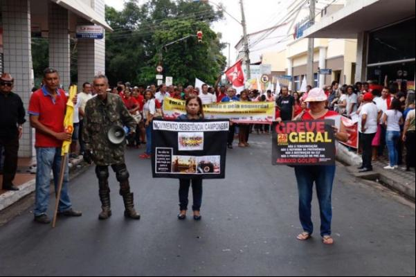 Greve geral contra reformas bloqueia ruas e lojistas baixam as portas no Centro.(Imagem:florianonews.piauiconectado.com)