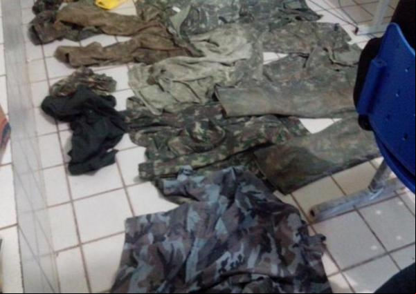 Homem é preso com fardas do exército e armamento exclusivo em Esperantina.(Imagem:florianonews.piauiconectado.com)