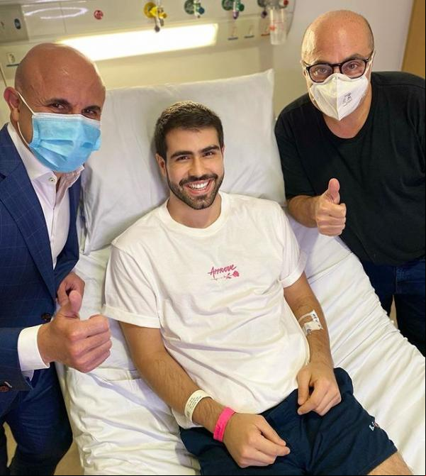 Juliano Laham e seus médicos em um hospital em São Paulo.(Imagem:Reprodução/Instagram)