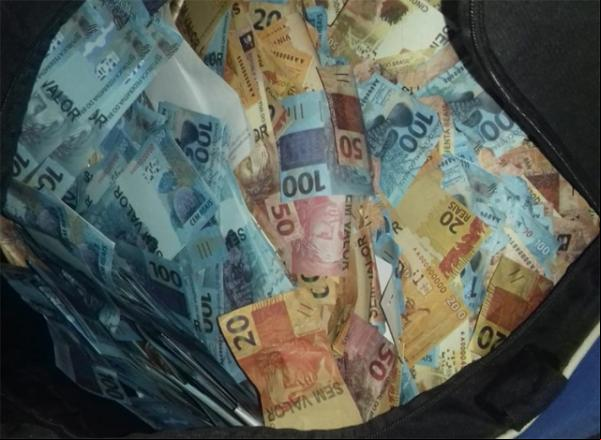 Jovem diz que R$ 3 mi em notas falsas seriam usados em clipe musical.(Imagem:SSP-PI)