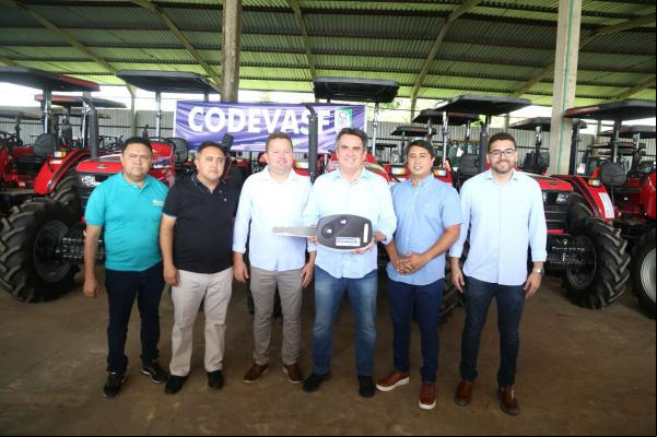 Ciro Nogueira entrega tratores e equipamentos agrícolas a prefeitos(Imagem:Divulgação)