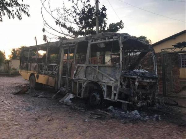 Ônibus escolar é incendiado em Cristino Castro.(Imagem:ASCOM)