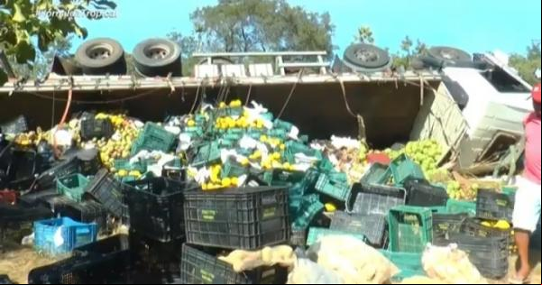 Caminhão carregado de frutas tomba na BR-230 em Barão de Grajaú(Imagem:Reprodução/TV Tropical)