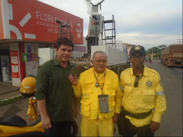 Semáforo da antiga rodoviária a por manutenção e volta a funcionar normalmente.(Imagem:FlorianoNews)