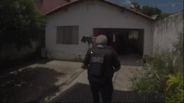 Na operação, a polícia prendeu um homem e apreendeu um adolescente.(Imagem:Reprodução)