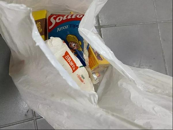 Saco com arroz é doado por escola para alunos em situação de vulnerabilidade.(Imagem:Arquivo pessoal )