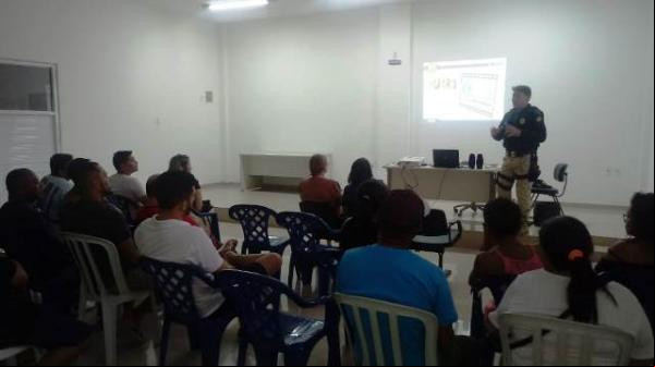 PRF realiza Cinema Rodoviário em Floriano para orientar motoristas.(Imagem:FlorianoNews)