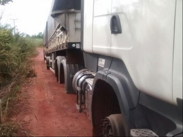 Carreta roubada foi encontrata sem os pneus.(Imagem:Divulgação/Polícia Militar)