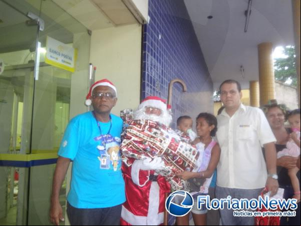 Papai Noel dos Correios realiza entrega de presentes em Floriano.(Imagem:FlorianoNews)