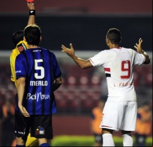 Luis Fabiano é expulso após agredir volante chileno.(Imagem:Marcos Ribolli)