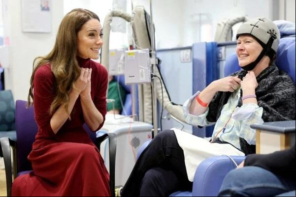 Kate Middleton conversa com paciente durante visita ao Royal Marsden Hospital, em Londres, nesta terça (14)(Imagem:Chris Jackson/Reuters)