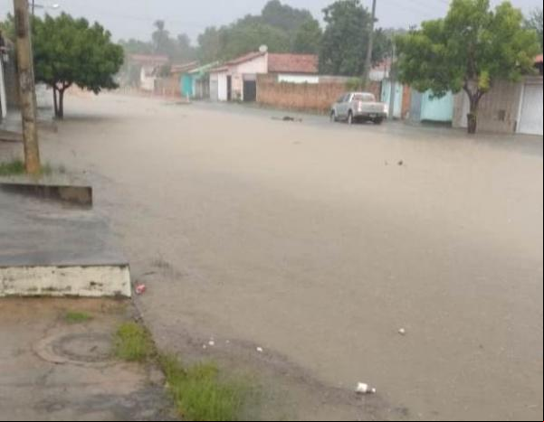 Chuva intensa causa alagamentos em vários pontos de Floriano. (Imagem:Reprodução/Whats App)